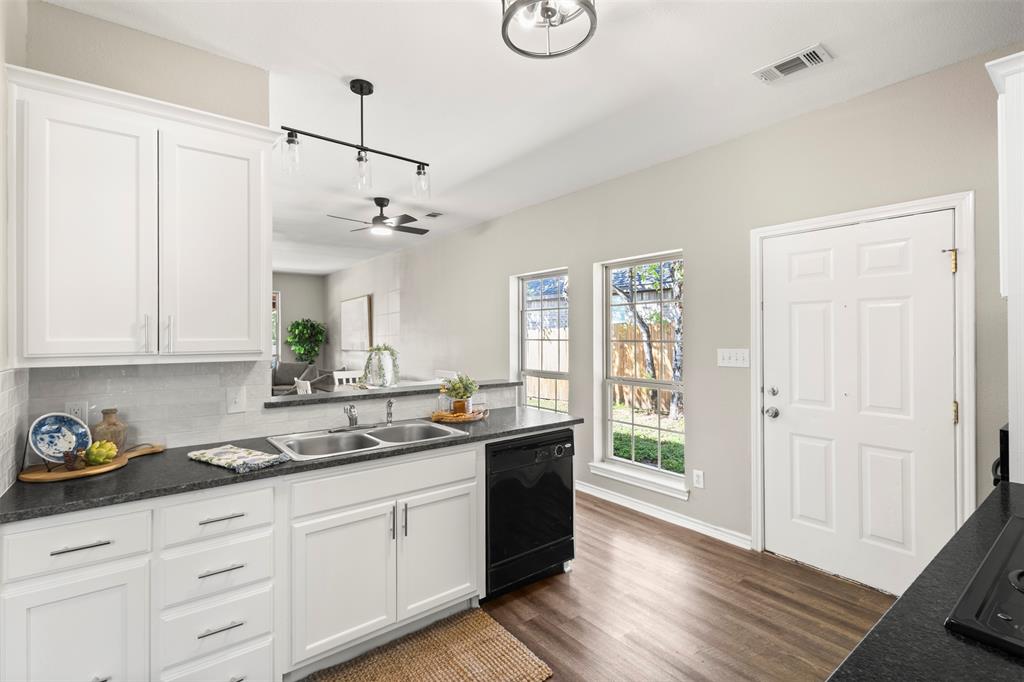 810 S Sherman Street, Ennis, TX 75119