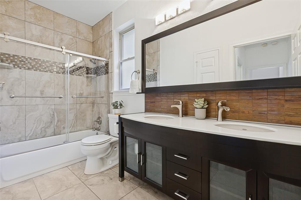 This bathroom serves the two SE bedrooms