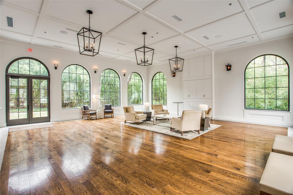 Luxurious conservatory available for receptions and dinners with a full kitchen. When not reserved, it serves as a large living room and refreshment area.