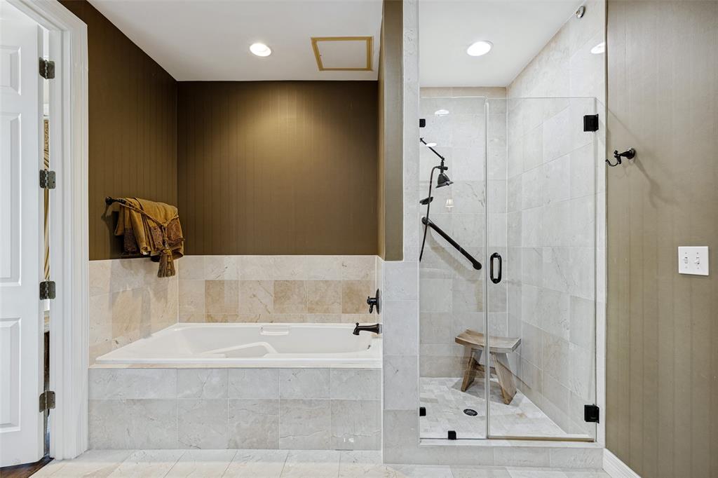 En-suite bath with jetted tub & frameless walk-in shower