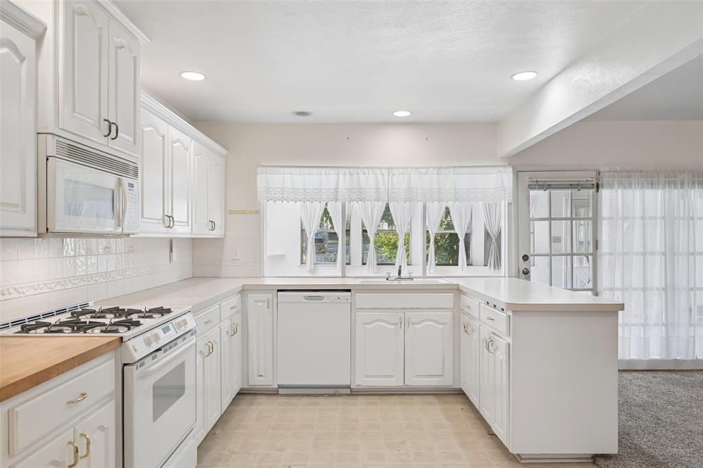 U-shaped layout with a dishwasher and garden views over the sink.