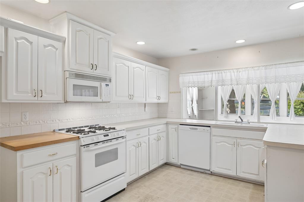 A 20-foot kitchen with gas cooking and a window over the sink — plenty of room to reimagine.