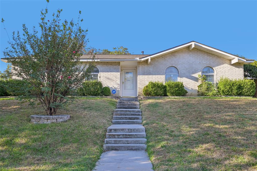 One-story brick on a big corner lot in Park Valley, Grand Prairie. One-story brick on a big corner lot in Park Valley, Grand Prairie.