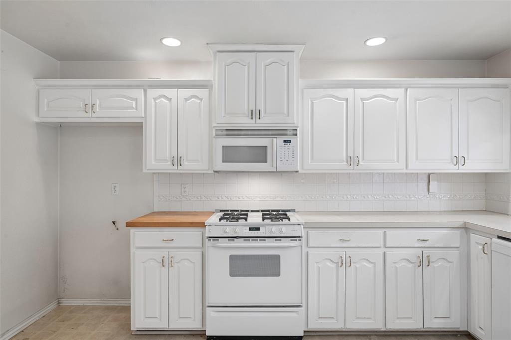 Gas range, built-in microwave and a full run of cabinets. Gas range, built-in microwave and a full run of cabinets.