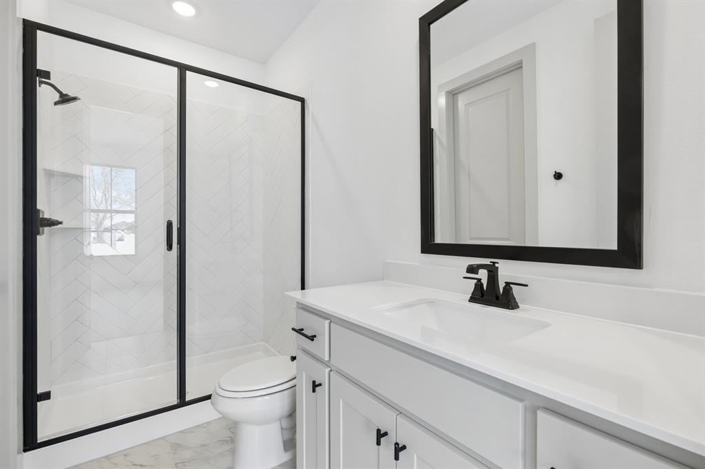 Friends and family will feel right at home in any of the beautifully finished guest baths in our Tristan plan.