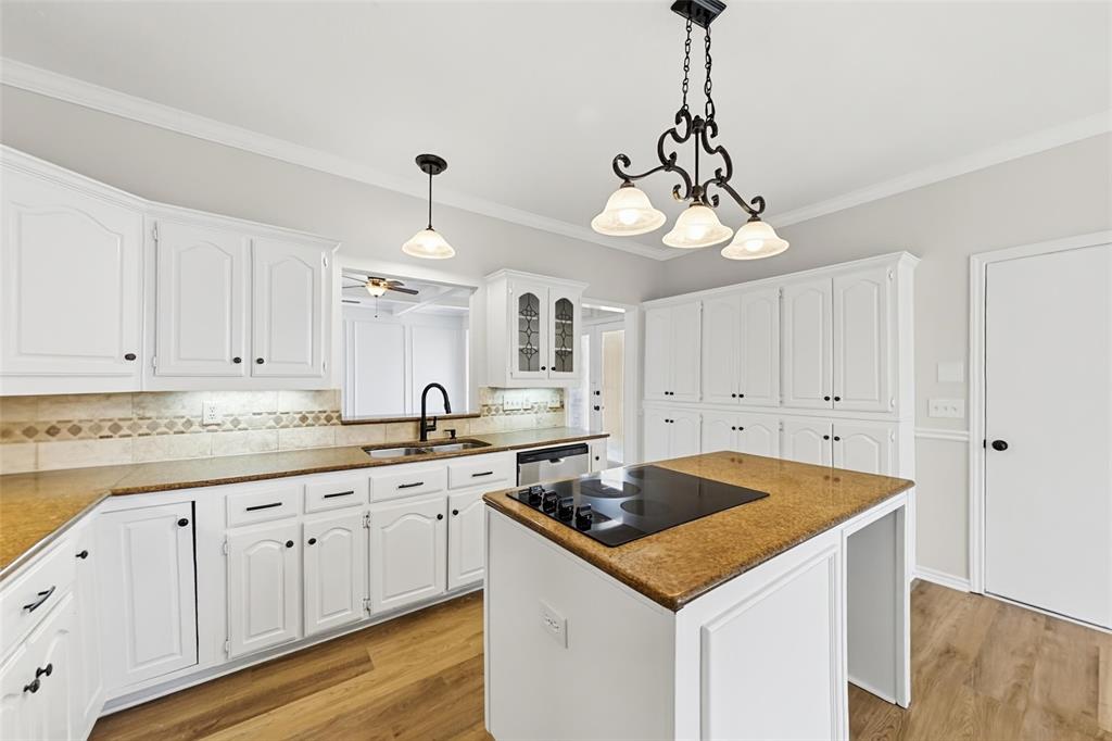 612 N Silver Creek Circle, DeSoto, TX 75115