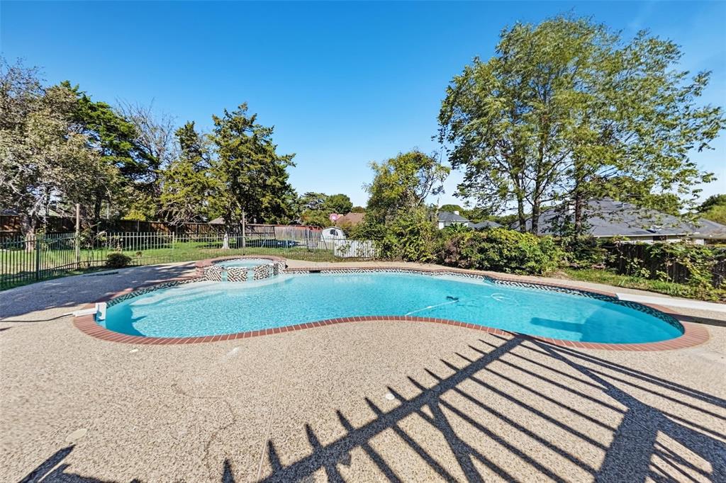 612 N Silver Creek Circle, DeSoto, TX 75115