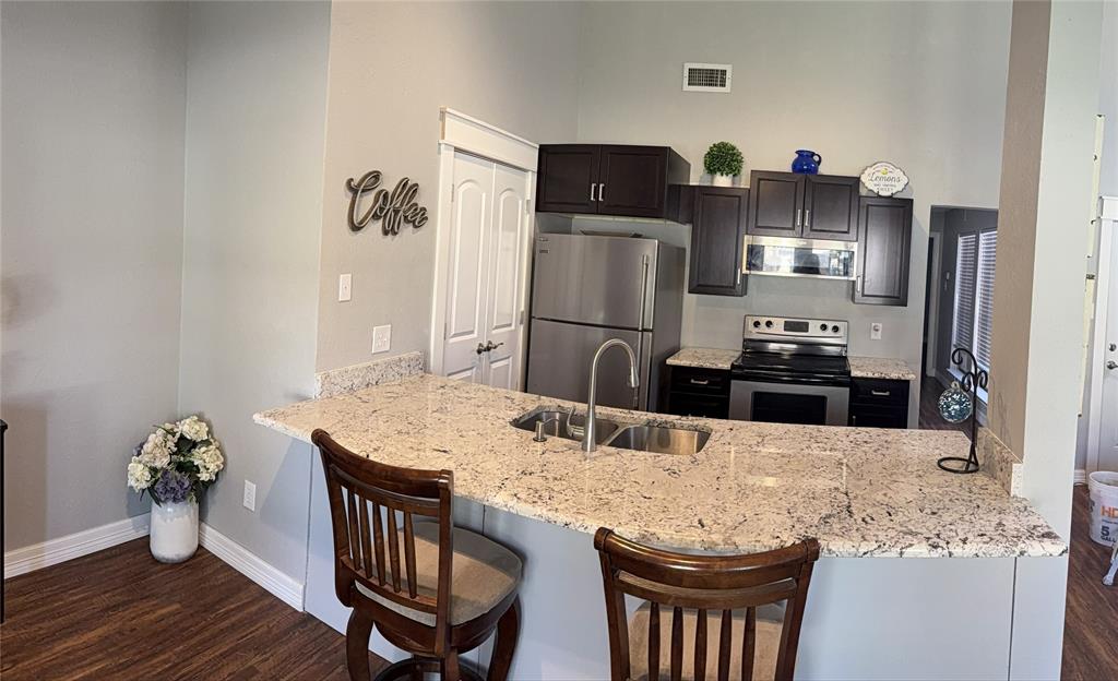 1803 W Jamestown Drive, Ennis, TX 75119