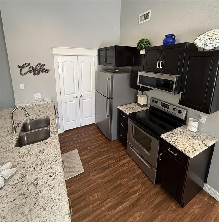 1803 W Jamestown Drive, Ennis, TX 75119