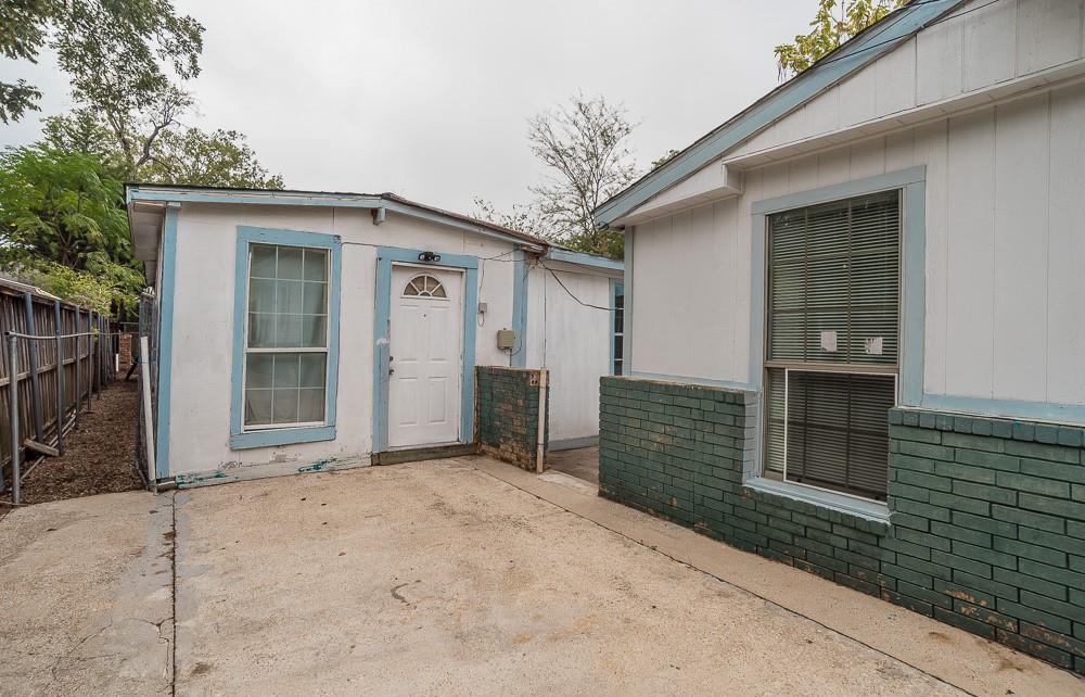 Detached Separate Quarters - 300sqft.(approx.) 3bedrooms/1bath