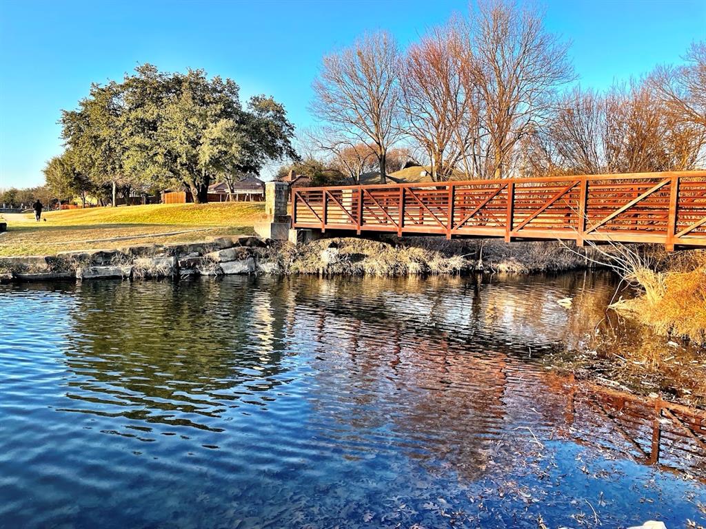 Big Lake Park at Chisholm Trail is walking distance.