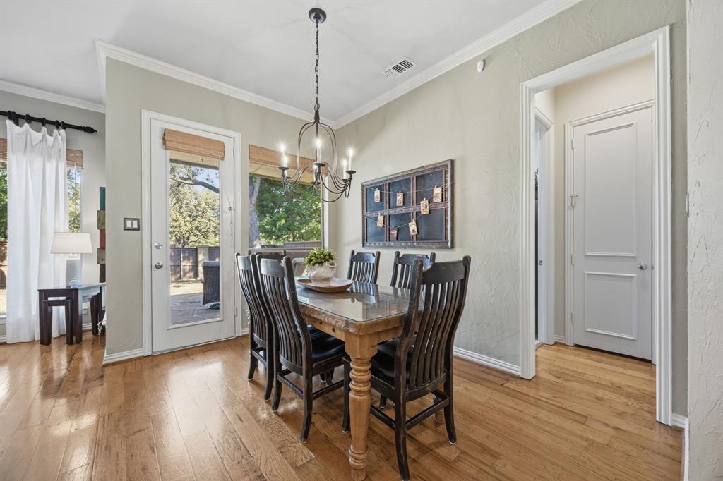 Breakfast nook- with seating for 6