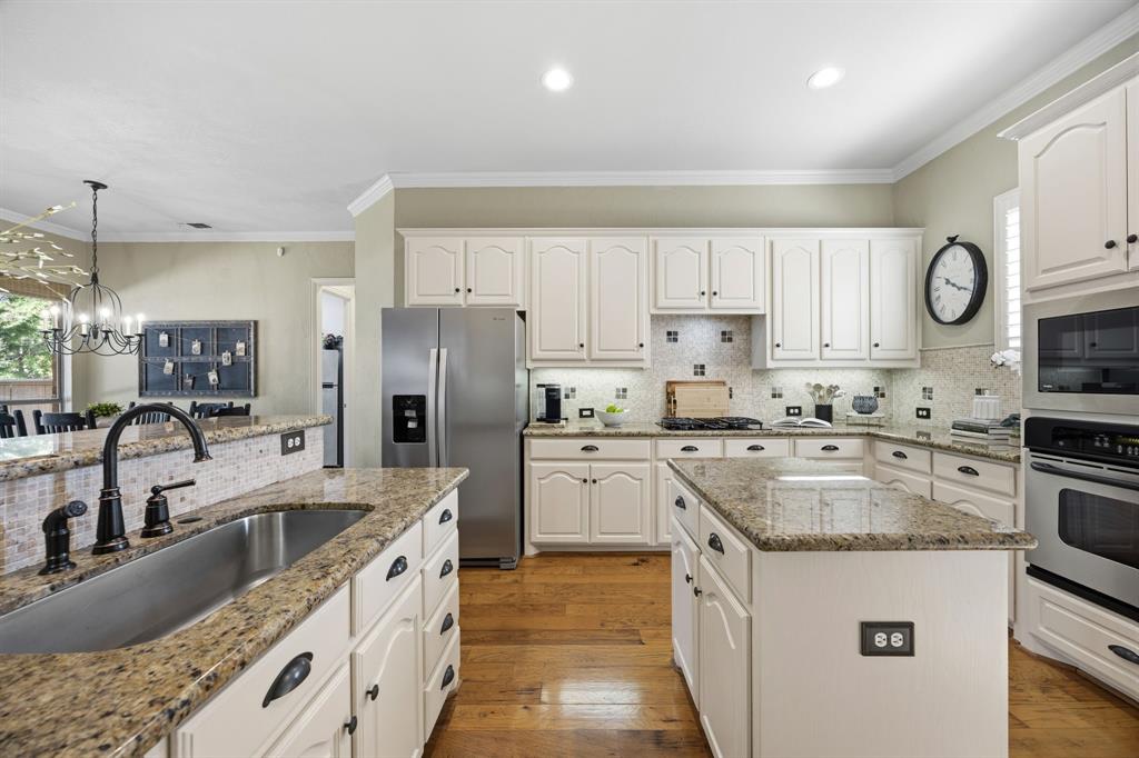 Kitchen with gas cooktop, island and large walkin pantry