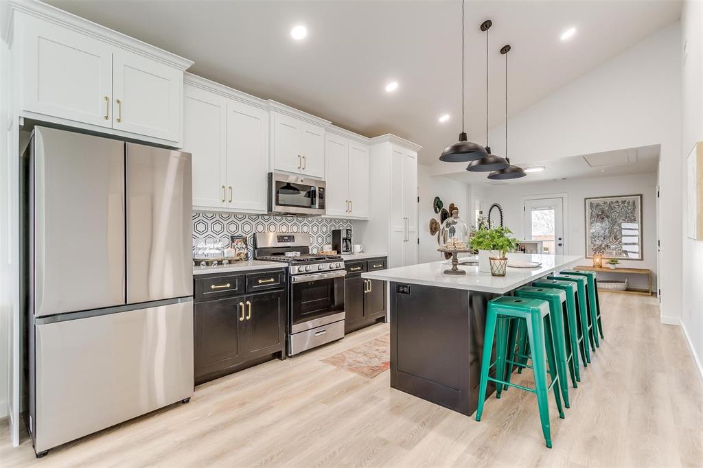 323 S Hannaford Street, Granbury, TX 76048