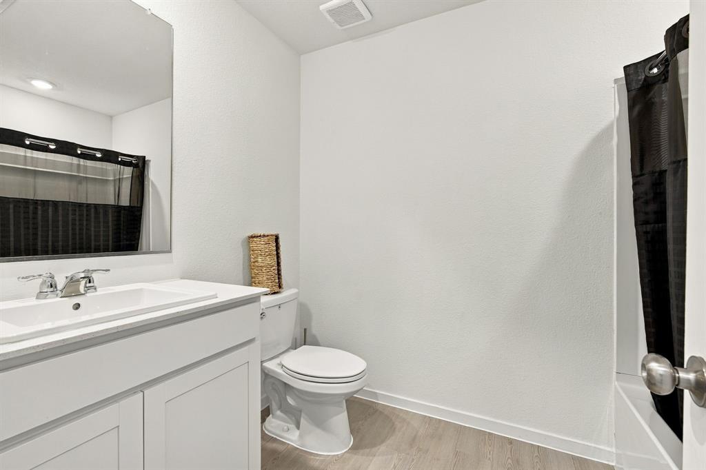 2052 Shady Oaks Drive, Ennis, TX 75119