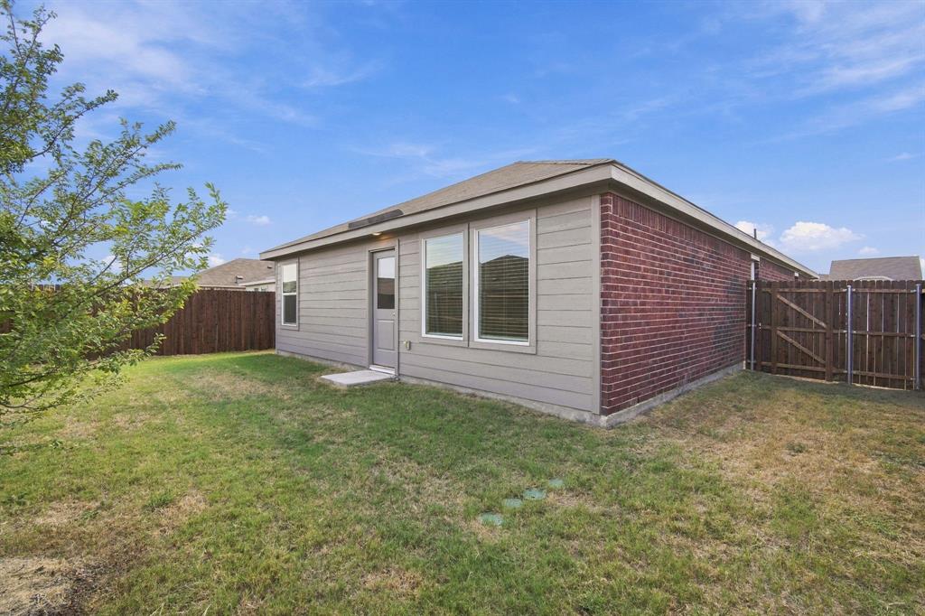 2052 Shady Oaks Drive, Ennis, TX 75119