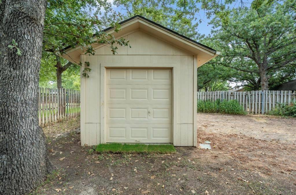 3906 Cimmaron Trail, De Cordova, TX 76049