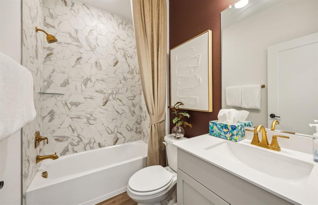 *Model Representation - Spacious secondary bathroom