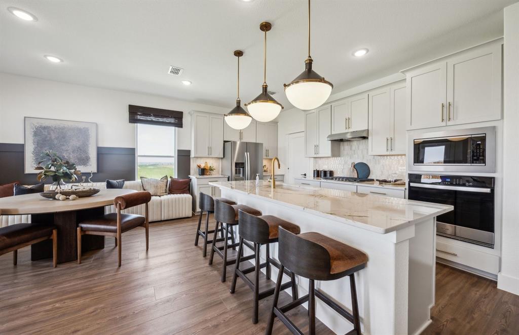 *Model Representation - Spacious kitchen with eat-in bartop island