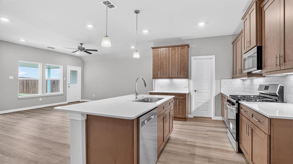440 LIVINGSTON Drive, DeSoto, TX 75115
