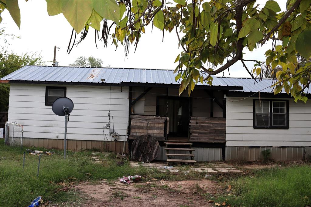 2492 Oakwood Drive, Wills Point, TX 75169