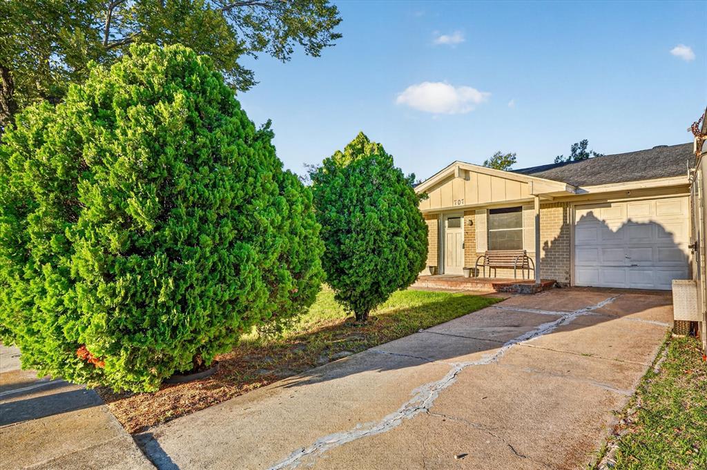 707 Edgeglen Drive, Dallas, TX 75217