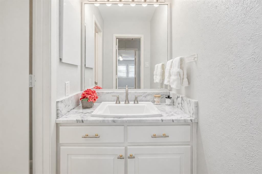 6840 E Northwest Highway, Dallas, TX 75231