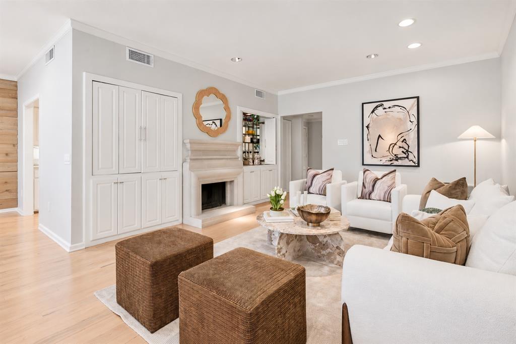 6840 E Northwest Highway, Dallas, TX 75231