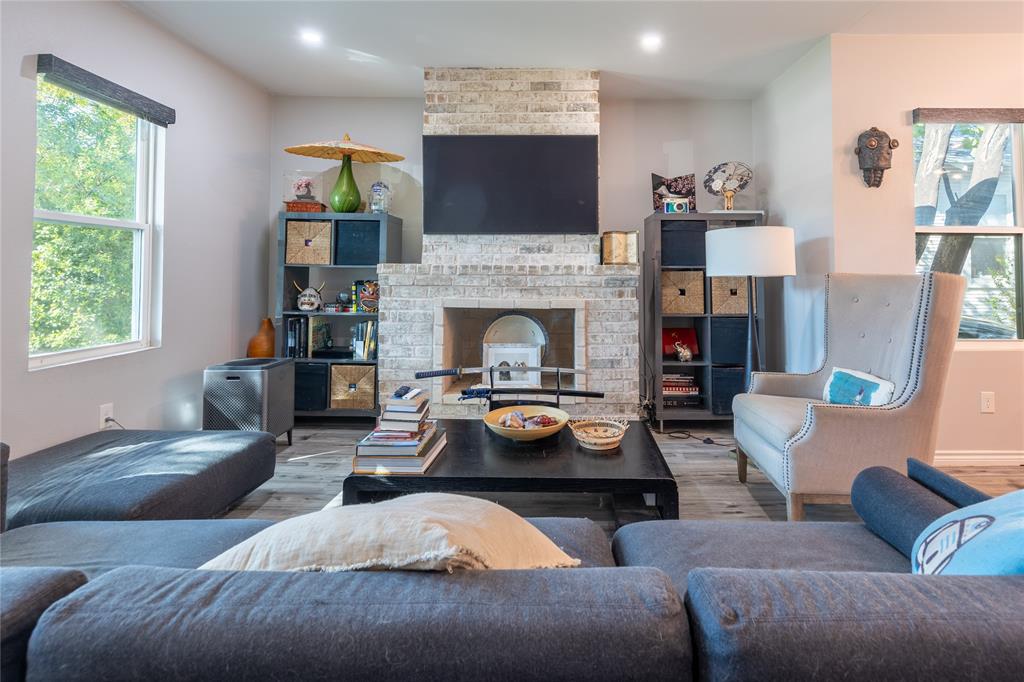 Lots of windows that bring the light into the main living areas and bedrooms.