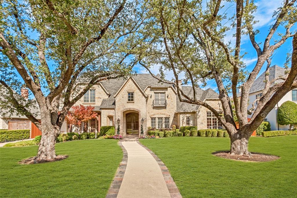 Enchanting drive-up to a beautifully manicured yard framed by majestic Oaks.