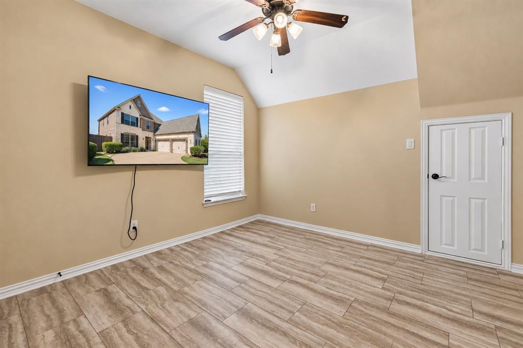Upstairs guest bedroom