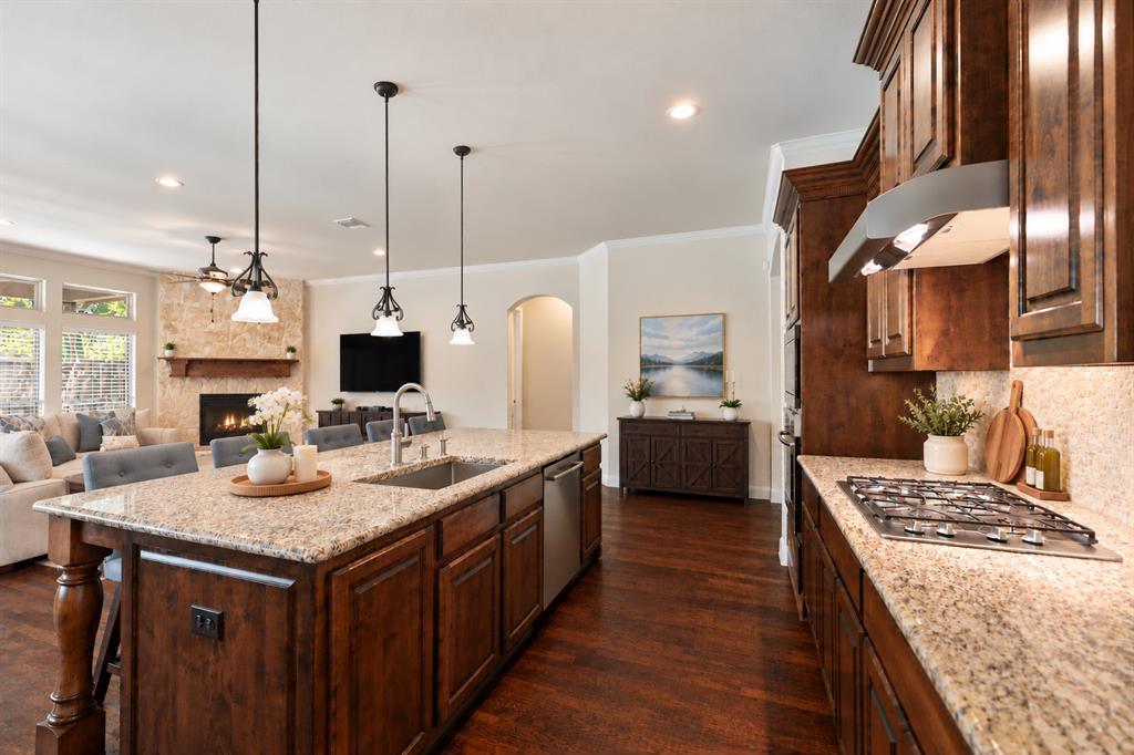 Open floor plan with kitchen, living room and breakfast area
