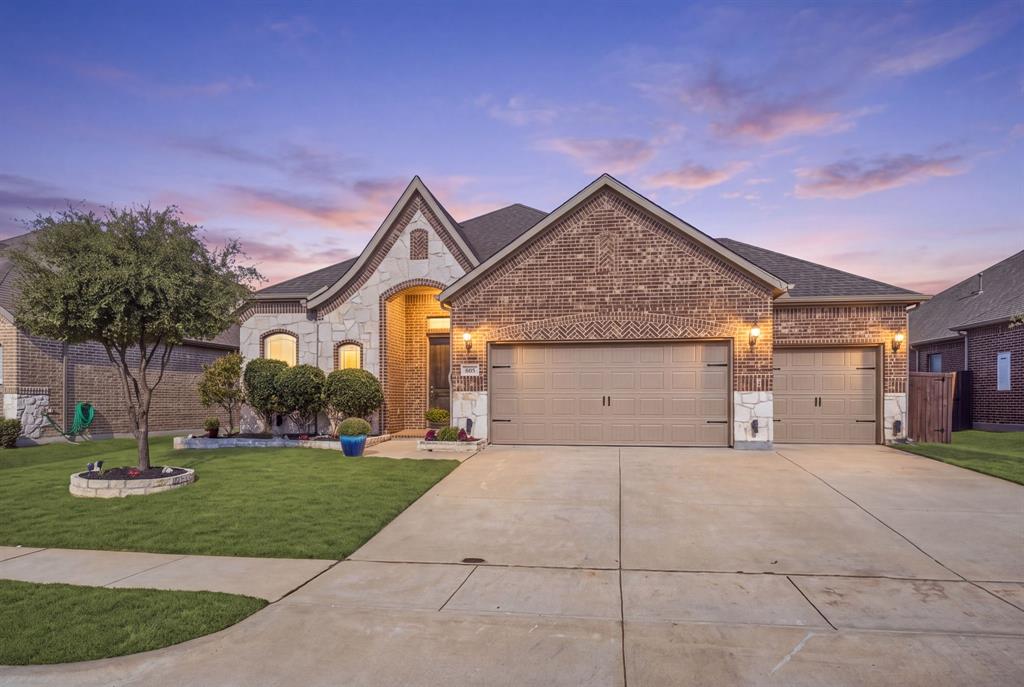 incredible curb appeal w 3 car and lareg driveway