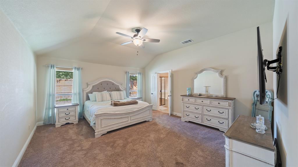 Vaulted ceiling with a central integrated light fixture and ceiling fan