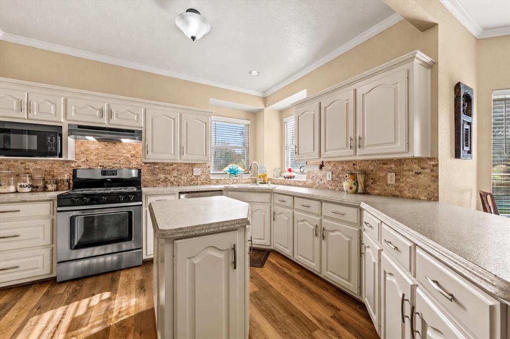 525 Taylor Oaks Drive, Waco, TX 76705