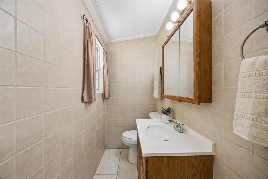 Ensuite powder bathroom. Ensuite powder bathroom.