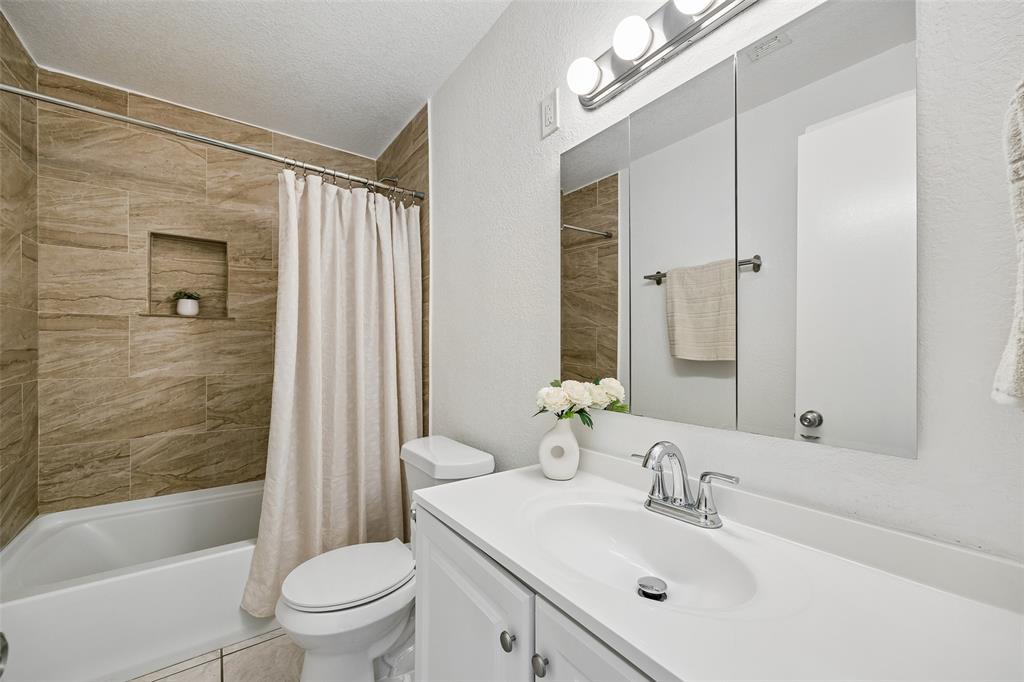 Full bathroom with hallway entry.