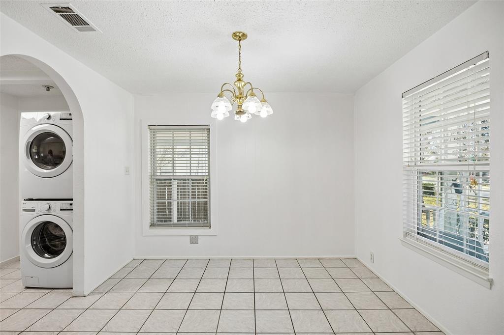 Spacious dining room off of kitchen and living area. Spacious dining room off of kitchen and living area.