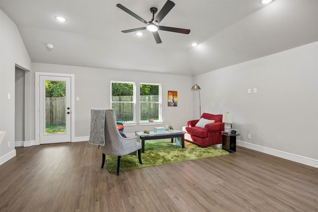 407 Frank living room with ceiling fan