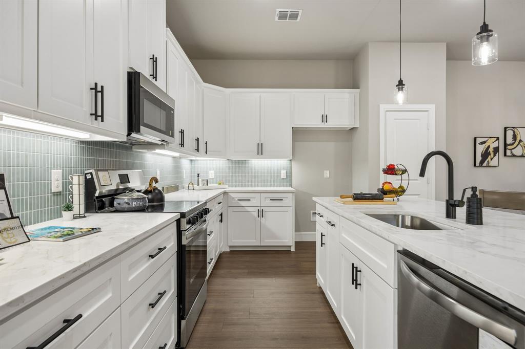 407 Frank large quartz island with stainless steel appliances