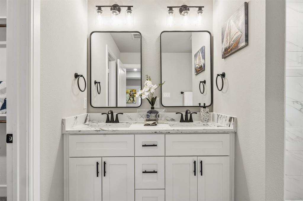 407 Frank with double vanity and framed mirros