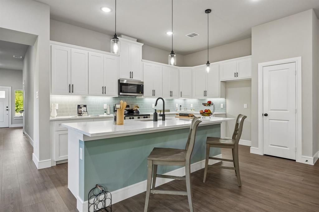 407 Frank with accent wall on island