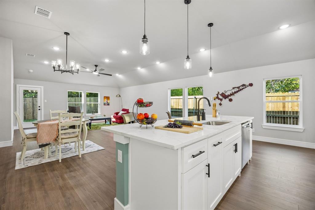 407 Frank huge island with pendent lighting