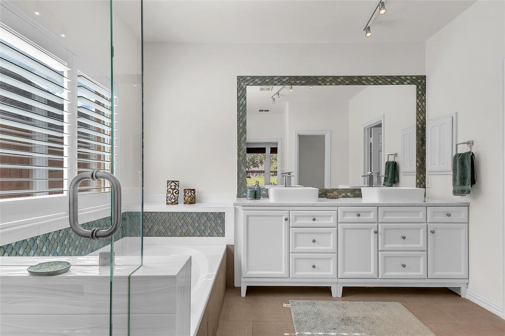 Primary bath with dual vessel-sink vanity and soaking tub — 5804 Lafayette Dr, Frisco