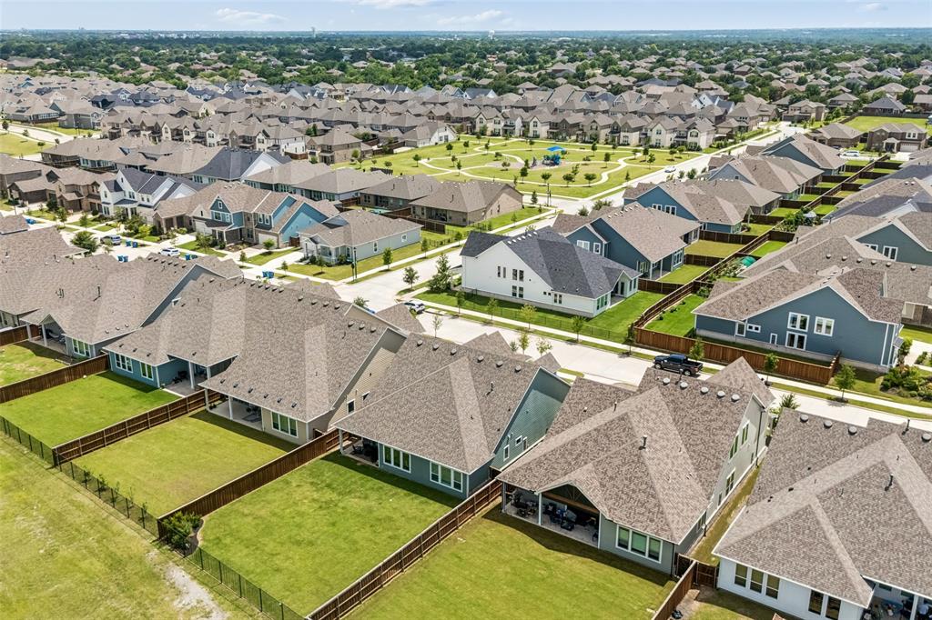Great Size backyard, just around the corner from neighborhood park and reflecting HOA greens pace behind.