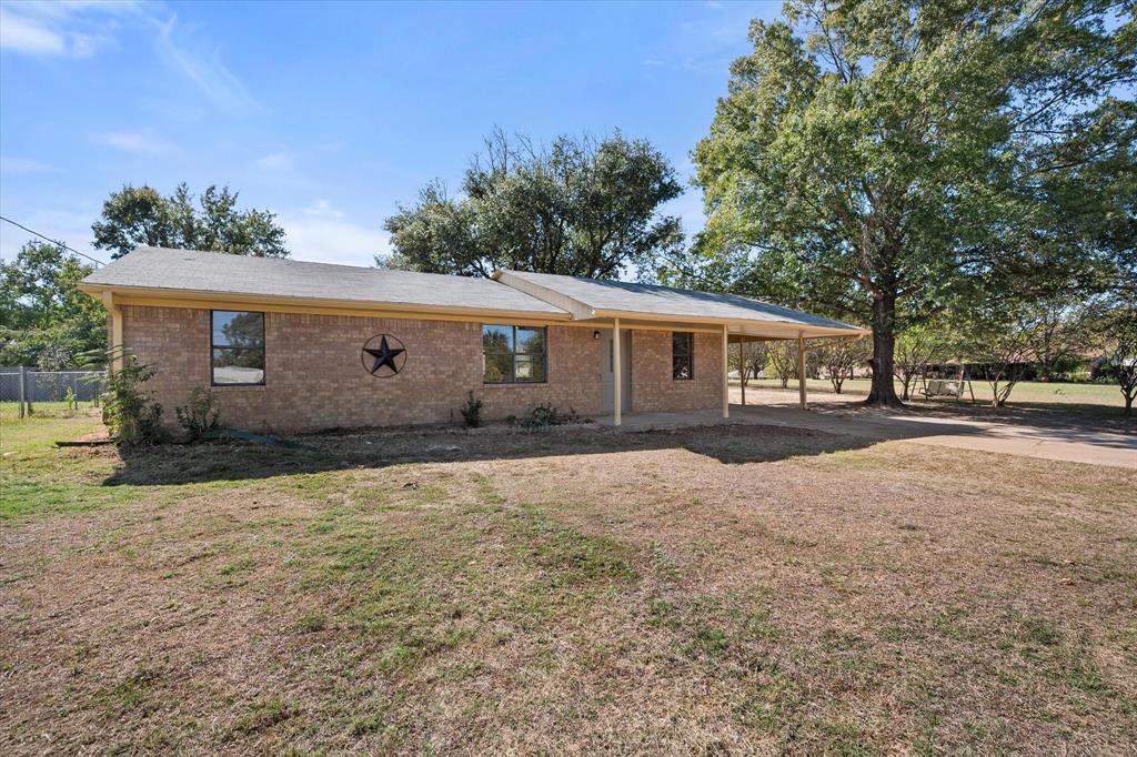 2367 Royal Drive E, Chandler, TX 75758