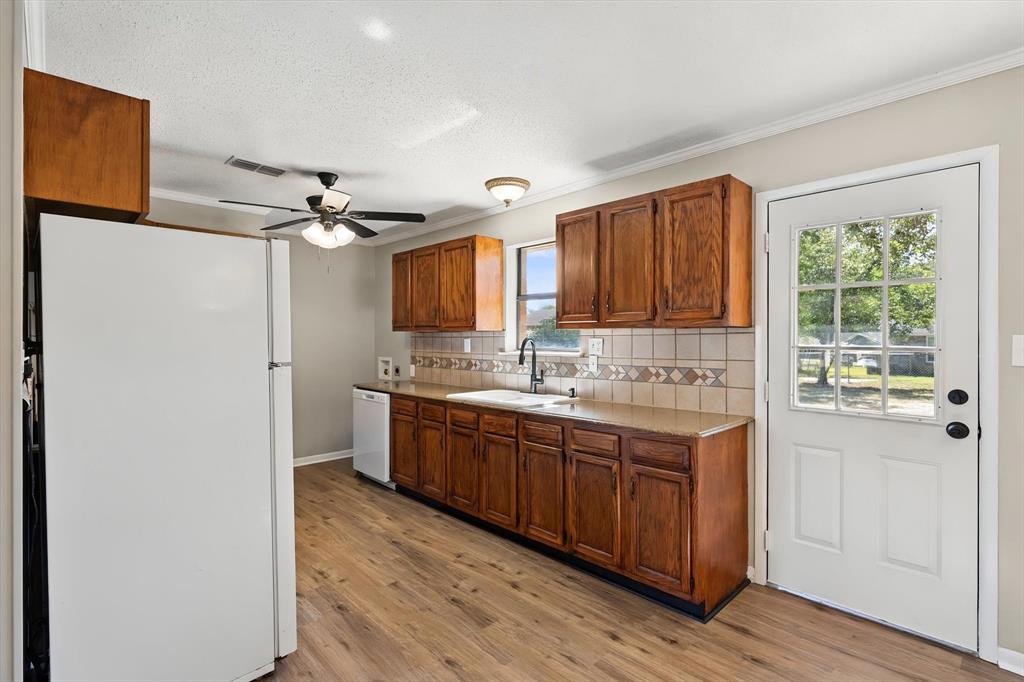 2367 Royal Drive E, Chandler, TX 75758
