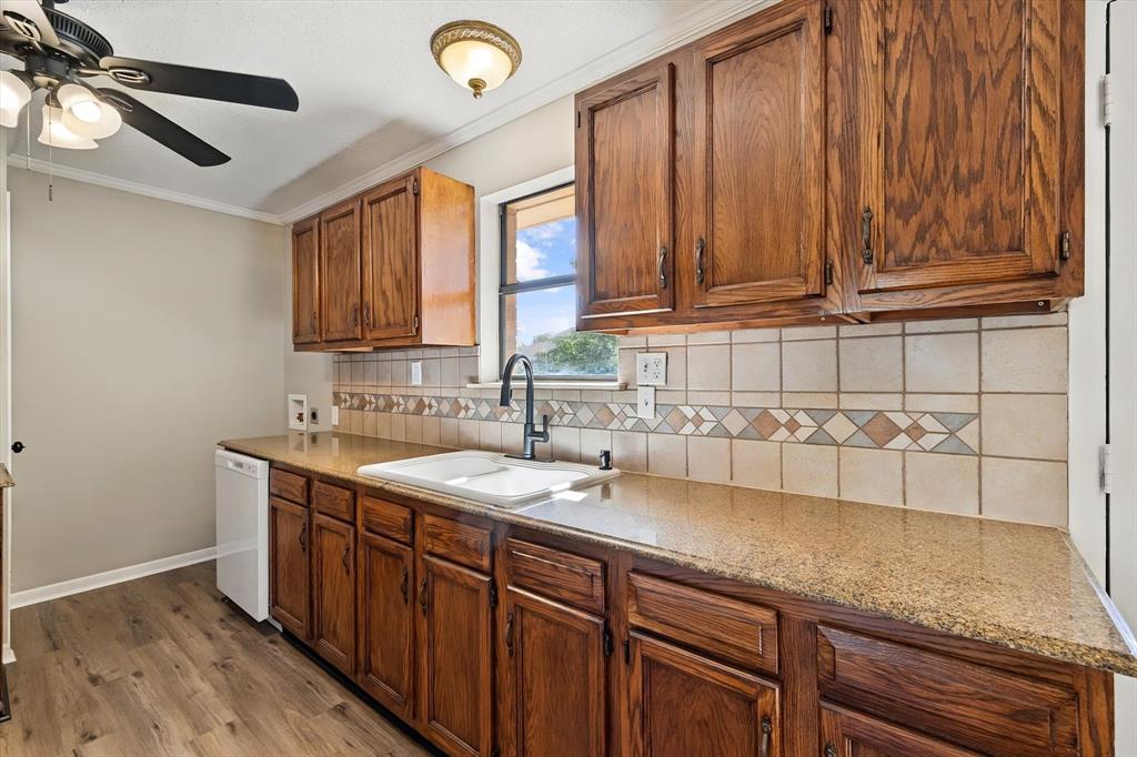 2367 Royal Drive E, Chandler, TX 75758