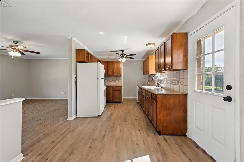 2367 Royal Drive E, Chandler, TX 75758
