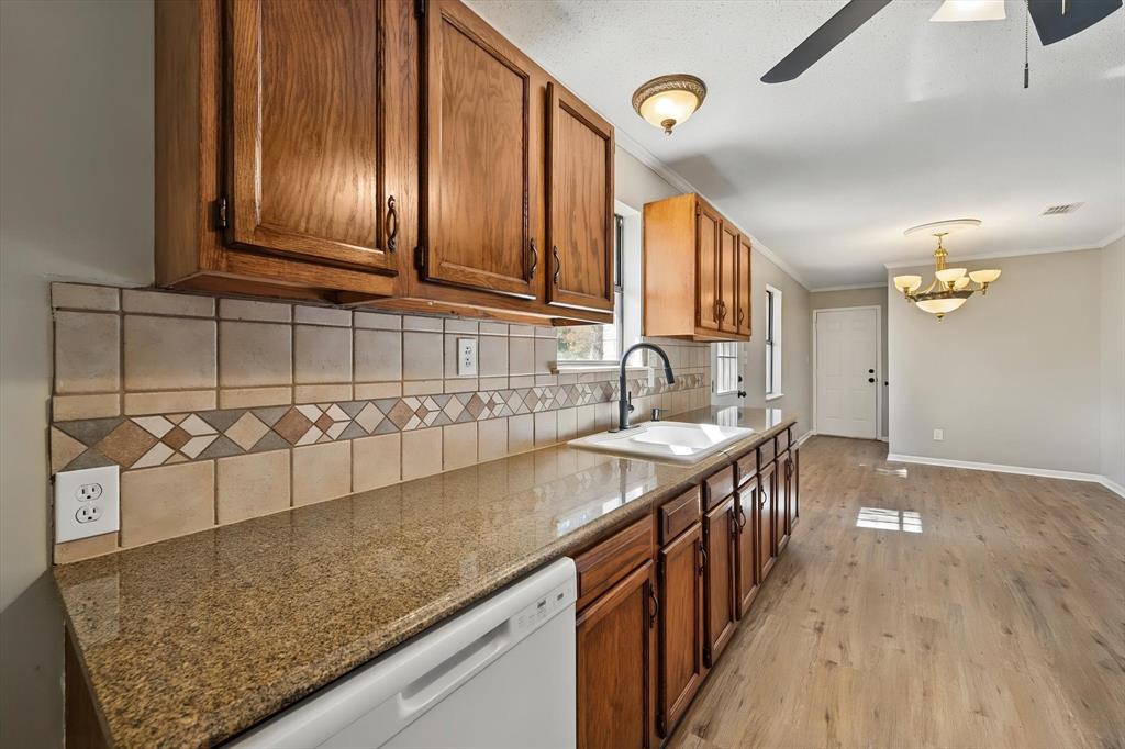 2367 Royal Drive E, Chandler, TX 75758